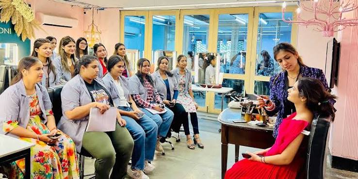 COLOUR LOUNGE Beauty Salon & Academy
